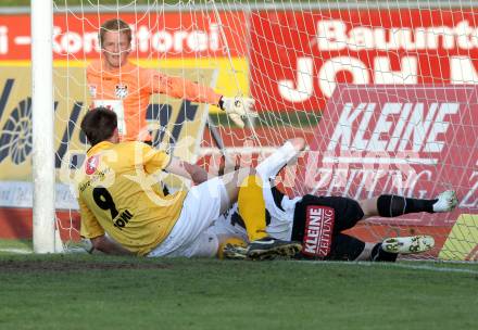 Fussball Erste Liga. WAC/St. Andrae gegen Cashpoint SCR Altach. Christian Dobnik, Mathias Berchtold (WAC), Correa Miranda Tomas Esteban (Altach). Wolfsberg, 17.5.2011
Foto: Kuess

---
pressefotos, pressefotografie, kuess, qs, qspictures, sport, bild, bilder, bilddatenbank