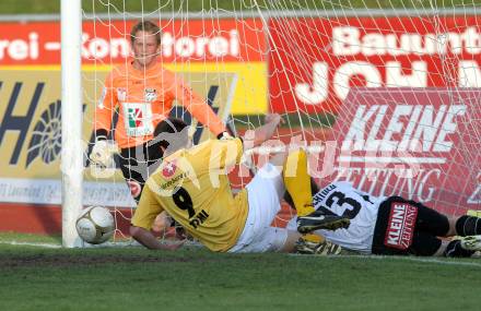 Fussball Erste Liga. WAC/St. Andrae gegen Cashpoint SCR Altach. Christian Dobnik, Mathias Berchtold (WAC), Correa Miranda Tomas Esteban (Altach). Wolfsberg, 17.5.2011
Foto: Kuess

---
pressefotos, pressefotografie, kuess, qs, qspictures, sport, bild, bilder, bilddatenbank