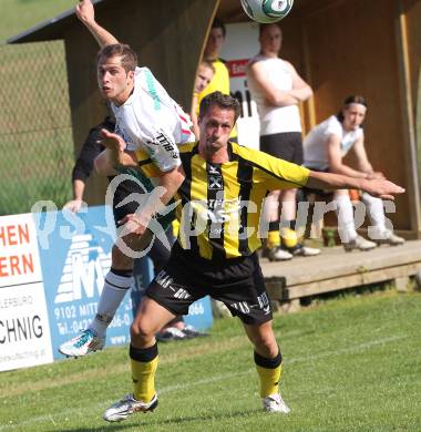 Fussball Kaerntner Liga. Griffen gegen Lendorf. Raphael Rotim (Griffen), Hannes de Zordo (Lendorf). Griffen, am 14.5.2011.
Foto: Kuess
---
pressefotos, pressefotografie, kuess, qs, qspictures, sport, bild, bilder, bilddatenbank