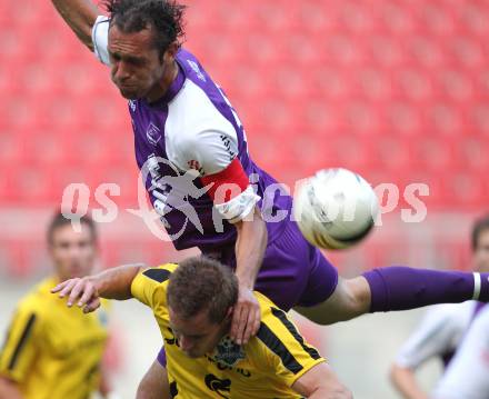 Fussball Regionalliga. SK Austria Klagenfurt gegen Pasching. Christian Prawda (Austria), Peter Orosz (Pasching). Klagenfurt, am 20.5.2011.
Foto: Kuess
---
pressefotos, pressefotografie, kuess, qs, qspictures, sport, bild, bilder, bilddatenbank