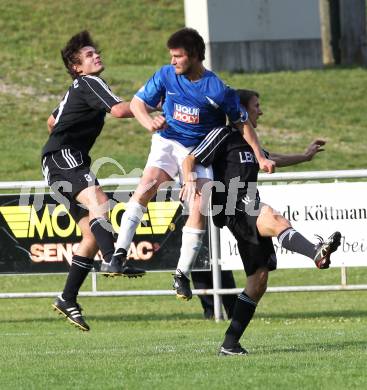 Fussball Unterliga Ost. Koettmannsdorf gegen Liebenfels. Mario Krall (Koettmannsdorf), Simon Kienberger, Klaus Biei (Liebenfels). Koettmannsdorf, am 22.5.2011.
Foto: Kuess  
---
pressefotos, pressefotografie, kuess, qs, qspictures, sport, bild, bilder, bilddatenbank