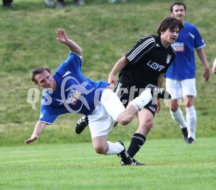 Fussball Unterliga Ost. Koettmannsdorf gegen Liebenfels. Michael Pesjak (Koettmannsdorf), Simon Kienberger (Liebenfels). Koettmannsdorf, am 22.5.2011.
Foto: Kuess  
---
pressefotos, pressefotografie, kuess, qs, qspictures, sport, bild, bilder, bilddatenbank