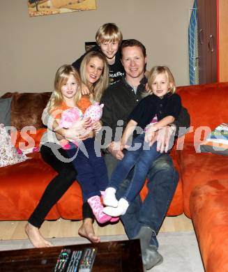 EBEL. Eishockey. VSV. Mike Stewart mit Ehefrau Tara, Sohn Mack und Toechter Avery und Bryn. Villach, 17.2.2011.
Foto: Kuess
---
pressefotos, pressefotografie, kuess, qs, qspictures, sport, bild, bilder, bilddatenbank