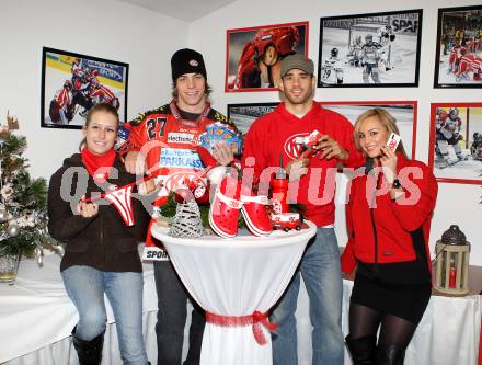 Eishockey. KAC Shop. Sean Brown, Thomas Hundertpfund, Maria, Romy. Klagenfurt, 13.12.2010.
Foto: Kuess
---
pressefotos, pressefotografie, kuess, qs, qspictures, sport, bild, bilder, bilddatenbank