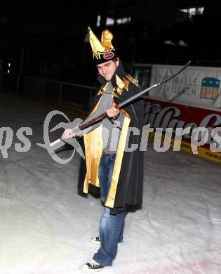 EBEL. Eishockey. VSV. Nikolas Petrik im Gewand der Villacher Faschingsgilde. Villach, 17.2.2011.
Foto: Kuess
---
pressefotos, pressefotografie, kuess, qs, qspictures, sport, bild, bilder, bilddatenbank