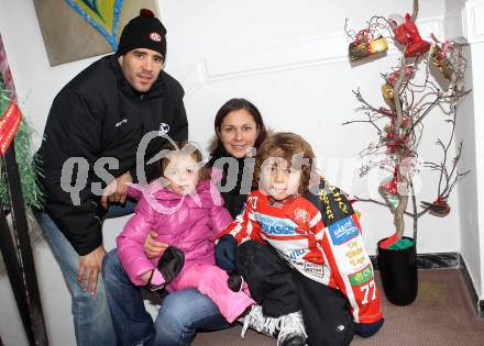 Eishockey. KAC. Sean Brown mit Frau Wendy und Kinder Maya und Rylan. Klagenfurt, 14.12.2010.
Foto: Kuess
---
pressefotos, pressefotografie, kuess, qs, qspictures, sport, bild, bilder, bilddatenbank