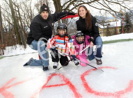 Eishockey. KAC. Sean Brown mit Frau Wendy und Kinder Maya und Rylan. Klagenfurt, 14.12.2010.
Foto: Kuess
---
pressefotos, pressefotografie, kuess, qs, qspictures, sport, bild, bilder, bilddatenbank