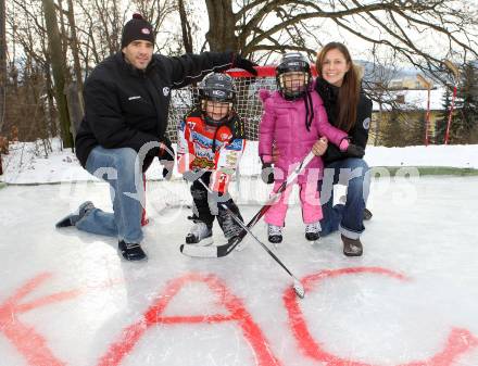 Eishockey. KAC. Sean Brown mit Frau Wendy und Kinder Maya und Rylan. Klagenfurt, 14.12.2010.
Foto: Kuess
---
pressefotos, pressefotografie, kuess, qs, qspictures, sport, bild, bilder, bilddatenbank