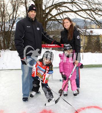 Eishockey. KAC. Sean Brown mit Frau Wendy und Kinder Maya und Rylan. Klagenfurt, 14.12.2010.
Foto: Kuess
---
pressefotos, pressefotografie, kuess, qs, qspictures, sport, bild, bilder, bilddatenbank