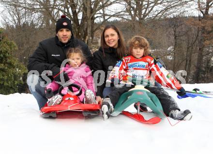 Eishockey. KAC. Sean Brown mit Frau Wendy und Kinder Maya und Rylan. Klagenfurt, 14.12.2010.
Foto: Kuess
---
pressefotos, pressefotografie, kuess, qs, qspictures, sport, bild, bilder, bilddatenbank