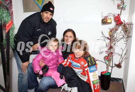 Eishockey. KAC. Sean Brown mit Frau Wendy und Kinder Maya und Rylan. Klagenfurt, 14.12.2010.
Foto: Kuess
---
pressefotos, pressefotografie, kuess, qs, qspictures, sport, bild, bilder, bilddatenbank