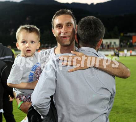 Fussball Erste Liga. WAC/St. Andrae gegen FC Gratkorn.  Marco Reich mit Sohn, Trainer Nenad Bjelica (WAC). Wolfsberg, 24.5.2011
Foto: Kuess

---
pressefotos, pressefotografie, kuess, qs, qspictures, sport, bild, bilder, bilddatenbank