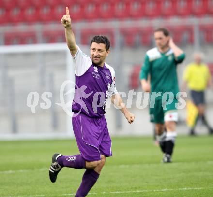 Fussball Regionalliga. SK Austria Klagenfurt gegen Weiz. Torjubel Christian Sablatnig (Klagenfurt). Klagenfurt, 1.6.2011.
Foto: Kuess
---
pressefotos, pressefotografie, kuess, qs, qspictures, sport, bild, bilder, bilddatenbank