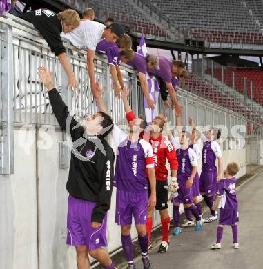 Fussball Regionalliga. SK Austria Klagenfurt gegen Weiz. Jubel, Fans. Klagenfurt, 1.6.2011.
Foto: Kuess
---
pressefotos, pressefotografie, kuess, qs, qspictures, sport, bild, bilder, bilddatenbank