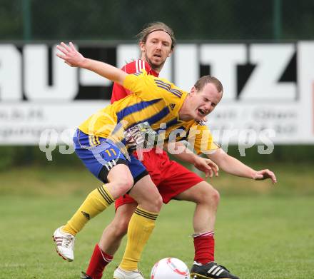 Fussball UNterliga Ost. Glanegg gegen Liebenfels. Martin Buerger (Glanegg), Christoph Floredo  (Liebenfels). Glanegg, am 2.6.2011.
Foto: Kuess
---
pressefotos, pressefotografie, kuess, qs, qspictures, sport, bild, bilder, bilddatenbank