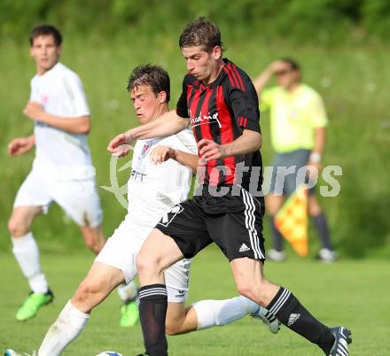 Fussball Unterliga Ost. Ruden gegen ATUS Ferlach. Tadej Trdina (Ruden), Thomas Waldhauser (Ferlach). Ruden, am 6.5.2011.
Foto: Kuess
---
pressefotos, pressefotografie, kuess, qs, qspictures, sport, bild, bilder, bilddatenbank