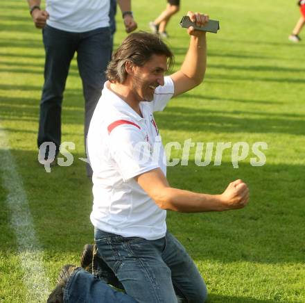 Fussball Unterliga Ost. Ruden gegen ATUS Ferlach. Jubel Trainer Igor Strugger (Ferlach). Ruden, am 6.5.2011.
Foto: Kuess
---
pressefotos, pressefotografie, kuess, qs, qspictures, sport, bild, bilder, bilddatenbank