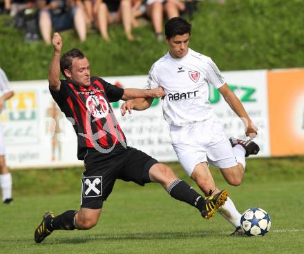 Fussball Unterliga Ost. Ruden gegen ATUS Ferlach. Reinhard Janesch (Ruden), Lukas Jaklitsch (Ferlach). Ruden, am 6.5.2011.
Foto: Kuess
---
pressefotos, pressefotografie, kuess, qs, qspictures, sport, bild, bilder, bilddatenbank