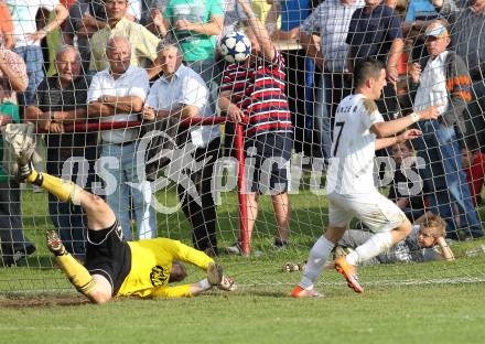 Fussball Unterliga Ost. Ruden gegen ATUS Ferlach. Christoph Blassnig (Ruden), Torjubel David Muenzer (Ferlach). Ruden, am 6.5.2011.
Foto: Kuess
---
pressefotos, pressefotografie, kuess, qs, qspictures, sport, bild, bilder, bilddatenbank