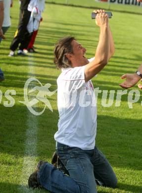 Fussball Unterliga Ost. Ruden gegen ATUS Ferlach. Jubel Trainer Igor Strugger (Ferlach). Ruden, am 6.5.2011.
Foto: Kuess
---
pressefotos, pressefotografie, kuess, qs, qspictures, sport, bild, bilder, bilddatenbank