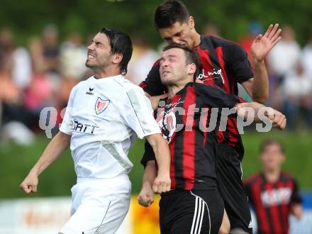 Fussball Unterliga Ost. Ruden gegen ATUS Ferlach. Reinhard Janesch, Christian Schweiger (Ruden), Juergen Kozel (Ferlach). Ruden, am 6.5.2011.
Foto: Kuess
---
pressefotos, pressefotografie, kuess, qs, qspictures, sport, bild, bilder, bilddatenbank