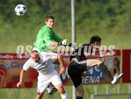 Fussball Unterliga Ost. Ruden gegen ATUS Ferlach. Christian Schweiger (Ruden), David Tobias Krewalder, Arianit Veliu (Ferlach). Ruden, am 6.5.2011.
Foto: Kuess
---
pressefotos, pressefotografie, kuess, qs, qspictures, sport, bild, bilder, bilddatenbank