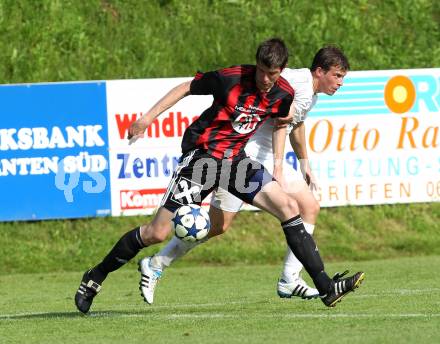 Fussball Unterliga Ost. Ruden gegen ATUS Ferlach. Korosec Rok Roseniicnik (Ruden), Thomas Waldhauser (Ferlach). Ruden, am 6.5.2011.
Foto: Kuess
---
pressefotos, pressefotografie, kuess, qs, qspictures, sport, bild, bilder, bilddatenbank