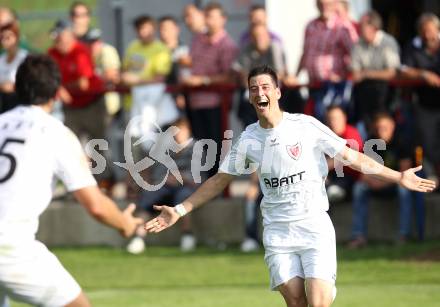 Fussball Unterliga Ost. Ruden gegen ATUS Ferlach. Torjubel David Muenzer (Ferlach). Ruden, am 6.5.2011.
Foto: Kuess
---
pressefotos, pressefotografie, kuess, qs, qspictures, sport, bild, bilder, bilddatenbank