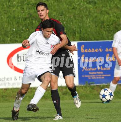 Fussball Unterliga Ost. Ruden gegen ATUS Ferlach. Korosec Rok Rozeniicnik (Ruden), Lukas Jaklitsch (Ferlach). Ruden, am 6.5.2011.
Foto: Kuess
---
pressefotos, pressefotografie, kuess, qs, qspictures, sport, bild, bilder, bilddatenbank