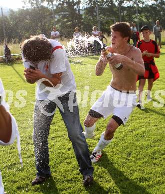 Fussball Unterliga Ost. Ruden gegen ATUS Ferlach. Sektdusche fuer Trainer Igor Strugger (Ferlach). Ruden, am 6.5.2011.
Foto: Kuess
---
pressefotos, pressefotografie, kuess, qs, qspictures, sport, bild, bilder, bilddatenbank