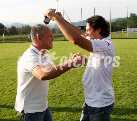 Fussball Unterliga Ost. Ruden gegen ATUS Ferlach. Jubel Ulf Ottacher, Trainer Igor Strugger (Ferlach). Ruden, am 6.5.2011.
Foto: Kuess
---
pressefotos, pressefotografie, kuess, qs, qspictures, sport, bild, bilder, bilddatenbank