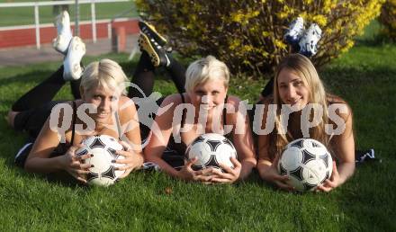 Fussball. OEFB Frauenliga, Oberes Play-Off. SK KELAG Kaernten Frauen. Winter Nike, Gatternig Nicole, Descovich Nicole. St. Veit, 10.8.2010.
Foto: Kuess
---
pressefotos, pressefotografie, kuess, qs, qspictures, sport, bild, bilder, bilddatenbank