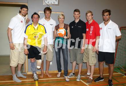 Sitzfussballturnier. Anstoss durch Heather Mills. Christoph Brander, Manfred Auer, Thomas Hundertpfund (KAC), Heather Mills, Paul Schellander, Markus Pirmann, Martin Schumnig (KAC). Klagenfurt, am 4.6.2011.
Foto: Kuess
---
pressefotos, pressefotografie, kuess, qs, qspictures, sport, bild, bilder, bilddatenbank