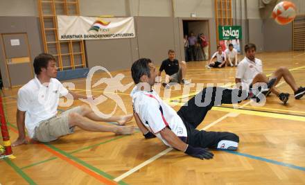 Sitzfussballturnier. Anstoss durch Heather Mills. Thomas Hundertpfund (KAC), Martin Schumnig (KAC), Heimo Vorderegger. Klagenfurt, am 4.6.2011.
Foto: Kuess
---
pressefotos, pressefotografie, kuess, qs, qspictures, sport, bild, bilder, bilddatenbank