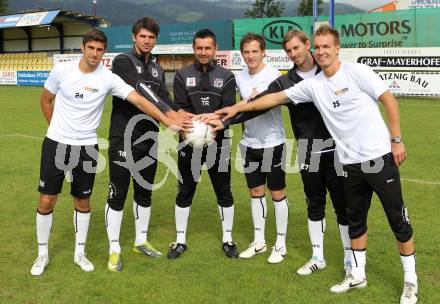 Fussball Bundesliga. Erste Liga. Trainingsbeginn WAC/St. Andrae. Gernot Suppan, Mihret Topcagic, Trainer Nenad Bjelica, Mario Kroepfl, Christoph Cemernjak, Rene Gsellmann. St. Andrae, am 13.6.2011.
Foto: Kuess
---
pressefotos, pressefotografie, kuess, qs, qspictures, sport, bild, bilder, bilddatenbank