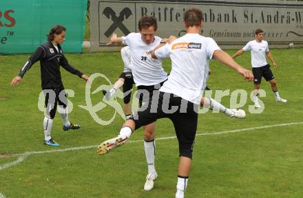 Fussball Bundesliga. Erste Liga. Trainingsbeginn WAC/St. Andrae. Dario Baldauf, Mario Kroepfl, Rene Gsellmann. St. Andrae, am 13.6.2011.
Foto: Kuess
---
pressefotos, pressefotografie, kuess, qs, qspictures, sport, bild, bilder, bilddatenbank