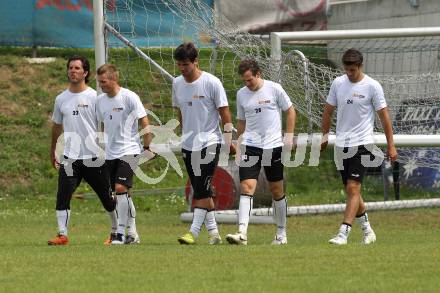 Fussball Bundesliga. Erste Liga. Trainingsbeginn WAC/St. Andrae. Sandro Zakany, Manuel Kerhe, Mihret Topcagic, Mario Kroepfl, Gernot Suppan. St. Andrae, am 13.6.2011.
Foto: Kuess
---
pressefotos, pressefotografie, kuess, qs, qspictures, sport, bild, bilder, bilddatenbank