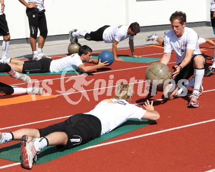 Fussball Bundesliga. Erste Liga. Training WAC/St. Andrae. Sandro Gotal, Markus Kreuz, Mario Kroepfl. Wolfsberg, am 16.6.2011.
Foto: Kuess
---
pressefotos, pressefotografie, kuess, qs, qspictures, sport, bild, bilder, bilddatenbank