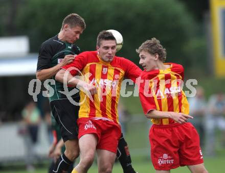 Fussball. Freundschaftsspiel. ATSV Wolfsberg gegen FC Wacker Innsbruck. Herbert Matthias Theuermann, Christoph Raphael Joham (Wolfsberg), Dario Dakovic (Innsbruck). Wolfsberg, 18.6.2011.
Foto: Kuess
---
pressefotos, pressefotografie, kuess, qs, qspictures, sport, bild, bilder, bilddatenbank