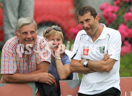 Fussball. Freundschaftsspiel. ATSV Wolfsberg gegen FC Wacker Innsbruck. Trainer Walter Kogler mit Eltern (Innsbruck). Wolfsberg, 18.6.2011.
Foto: Kuess
---
pressefotos, pressefotografie, kuess, qs, qspictures, sport, bild, bilder, bilddatenbank