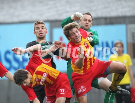 Fussball. Freundschaftsspiel. ATSV Wolfsberg gegen FC Wacker Innsbruck. Sandro Widni, Florian Rabensteiner, Markus Heritzer,  (Wolfsberg), Lukas Hinterseer (Innsbruck). Wolfsberg, 18.6.2011.
Foto: Kuess
---
pressefotos, pressefotografie, kuess, qs, qspictures, sport, bild, bilder, bilddatenbank