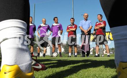 Fussball Regionalliga. Trainingsbeginn SK Austria Klagenfurt. Thomas Pirker, , Stefan Korepp, Matthias Dollinger, Trainer Rudolf Perz, Hans Slocker, Tormanntrainer Wolfgang Thun-Hohenstein. Klagenfurt, am 20.6.2011.
Foto: Kuess
---
pressefotos, pressefotografie, kuess, qs, qspictures, sport, bild, bilder, bilddatenbank