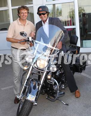 EBEL. Eishockey Bundesliga. Klaus Resei, Karl Nedwed (Praesident KAC), . Klagenfurt, am 21.6.2011.
Foto: Kuess
---
pressefotos, pressefotografie, kuess, qs, qspictures, sport, bild, bilder, bilddatenbank