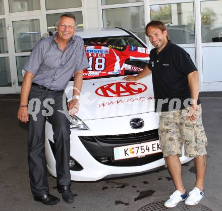 EBEL. Eishockey Bundesliga. Autouebergabe an Thomas Koch (KAC). Thomas Koch, Guenther Kerle (Mazda Austria). Klagenfurt, am 21.6.2011.
Foto: Kuess
---
pressefotos, pressefotografie, kuess, qs, qspictures, sport, bild, bilder, bilddatenbank