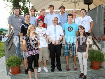 Sport und Studium. USI Klagenfurt. Hinten v.l.: Andreas Lausegger, Martin Koch, Markus Pirmann, Thomas Hundertpfund, Franz Preiml, Hanno Douschan, Alexander Payer, vorne v.l.: Christian Pichler, Julia Schmid, Scherwitzl Dominik, Heinrich C. Mayr (Rektor UNI Klagenfurt), Markus Salcher, Lisa Holzfeind. Klagenfurt, 22.6.2011.
Foto: Kuess
---
pressefotos, pressefotografie, kuess, qs, qspictures, sport, bild, bilder, bilddatenbank