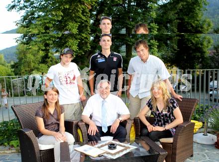 Sport und Studium. USI Klagenfurt. Hinten v.l.:  Scherwitzl Dominik, Christian Pichler, Thomas Hundertpfund, vorne v.l.: Lisa Holzfeind, Heinrich C. Mayr (Rektor UNI Klagenfurt), Julia Schmid. Klagenfurt, 22.6.2011.
Foto: Kuess
---
pressefotos, pressefotografie, kuess, qs, qspictures, sport, bild, bilder, bilddatenbank