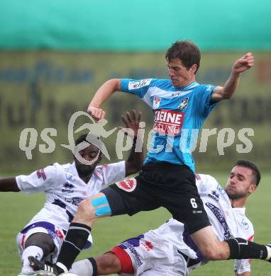 Fussball Testspiel. WAC/ St. AndrÃ¤ gegen SAK. Christian Falk (WAC), Makanda Christian Mpaka, Murat Veliu (SAK). Klagenfurt, am 1.7.2011.
Foto: Kuess
---
pressefotos, pressefotografie, kuess, qs, qspictures, sport, bild, bilder, bilddatenbank