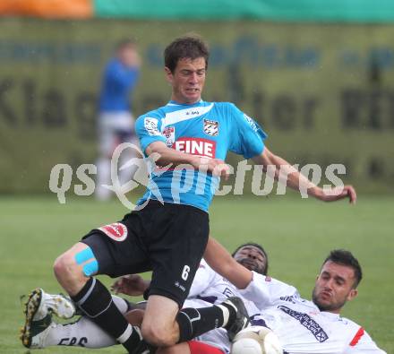 Fussball Testspiel. WAC/ St. AndrÃ¤ gegen SAK. Christian Falk (WAC), Makanda Christian Mpaka, Murat Veliu (SAK). Klagenfurt, am 1.7.2011.
Foto: Kuess
---
pressefotos, pressefotografie, kuess, qs, qspictures, sport, bild, bilder, bilddatenbank