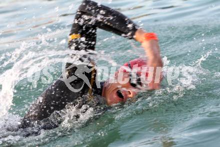 Ironman Austria. Schwimmstart. Michael Weiss (AUT). KLagenfurt, am 3.7.2011.
Foto: Kuess

---
pressefotos, pressefotografie, kuess, qs, qspictures, sport, bild, bilder, bilddatenbank