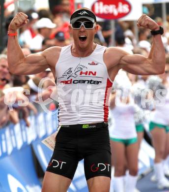 Ironman Austria Ziel. Mario Fink (AUT)  Klagenfurt am 3.7.2011 Foto: Kuess/ Goetzhaber

---
pressefotos, pressefotografie, kuess, qs, qspictures, sport, bild, bilder, bilddatenbank